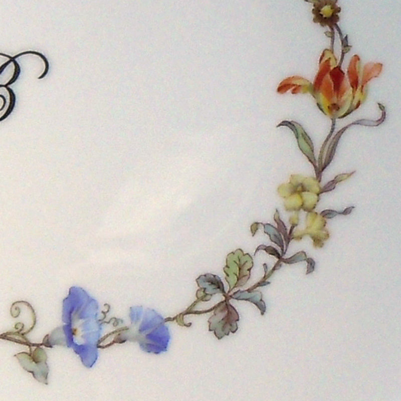 Platte mit Blumenkranz