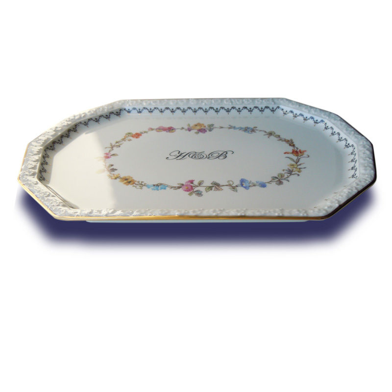 Platte mit Blumenkranz