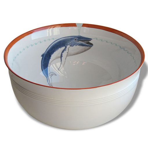 Wal auf großer Gemüseschüssel als Porzellanmalerei