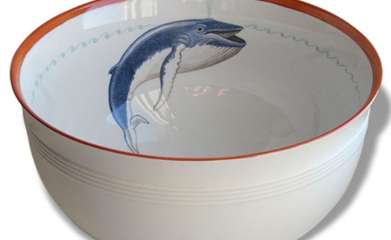 Wal auf großer Gemüseschüssel als Porzellanmalerei