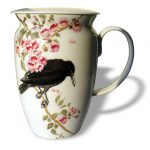 Rabe sitzt in Blüten