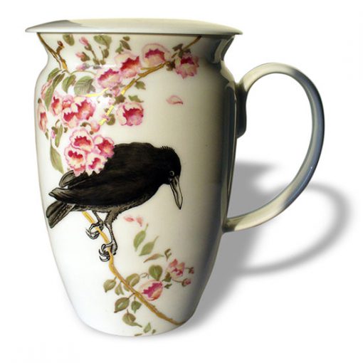 Rabe sitzt in Blüten