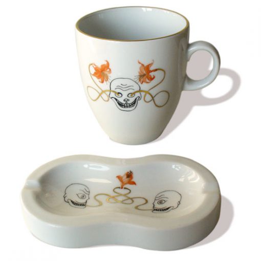 Tasse und Aschenbecher mit Totenkopf