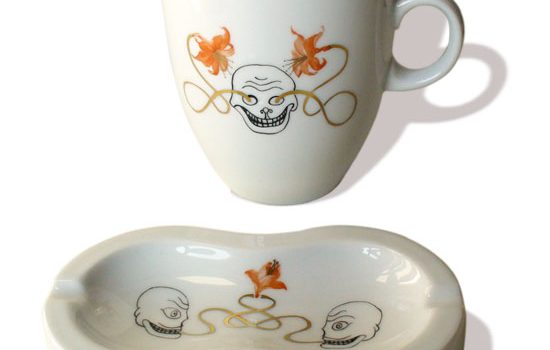Tasse und Aschenbecher mit Totenkopf