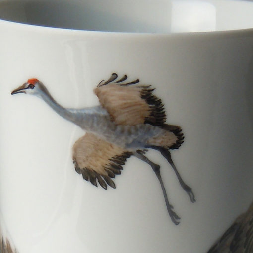 Detailansicht seitlich der Tasse mit den Kranichen
