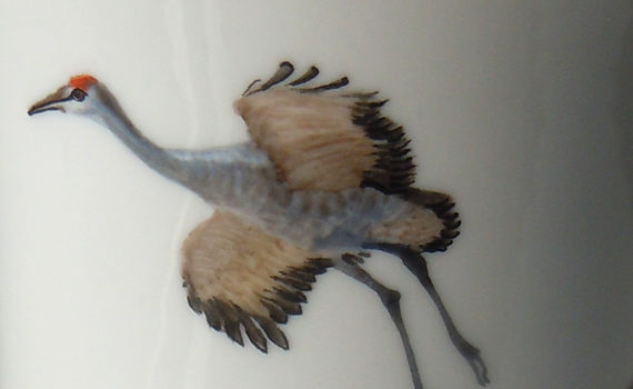 Detailansicht seitlich der Tasse mit den Kranichen