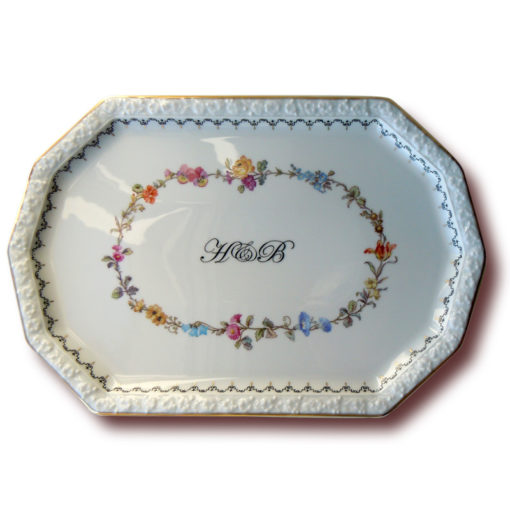 Platte mit Blumenkranz und Monogramm