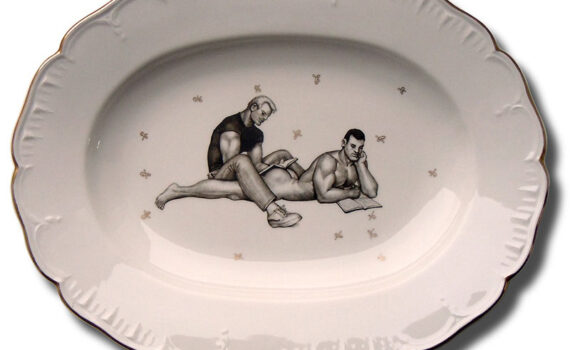 Tom of Finland mit Buch