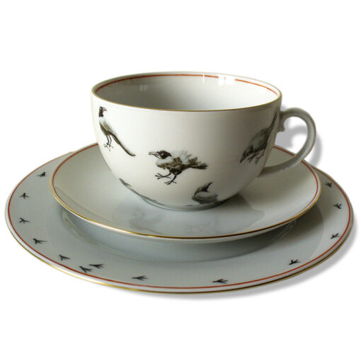 Raben in ihrer Vielgestalt großes 3-teiliges Frühstücks-Set | Seltmann Weiden | 0,3 ltr. | Höhe 6,5 cm | Tasse: ø 10,6 cm; | Teller: ø 20 cm; Kaffee-Capuchino-Tasse mit Raben in verschiedensten Posen "Raben in ihrer Vielgestalt"