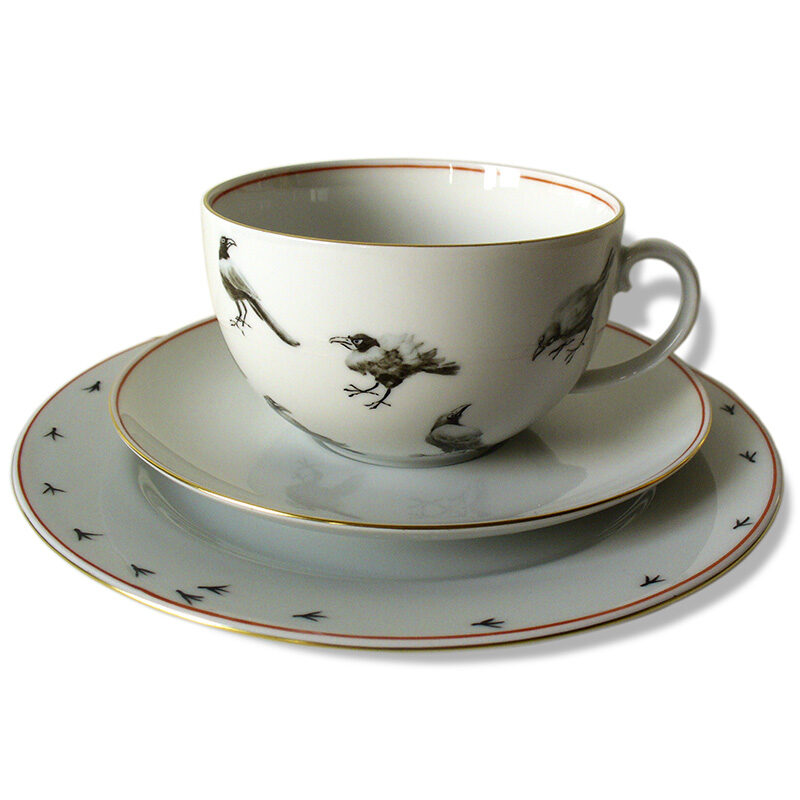 Raben in ihrer Vielgestalt großes 3-teiliges Frühstücks-Set | Seltmann Weiden | 0,3 ltr. | Höhe 6,5 cm | Tasse: ø 10,6 cm; | Teller: ø 20 cm; Kaffee-Capuchino-Tasse mit Raben in verschiedensten Posen "Raben in ihrer Vielgestalt"