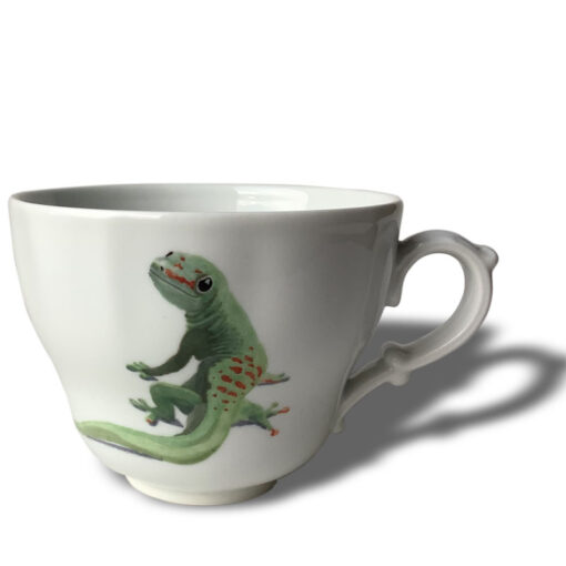 Gecko auf großer Kaffeetasse