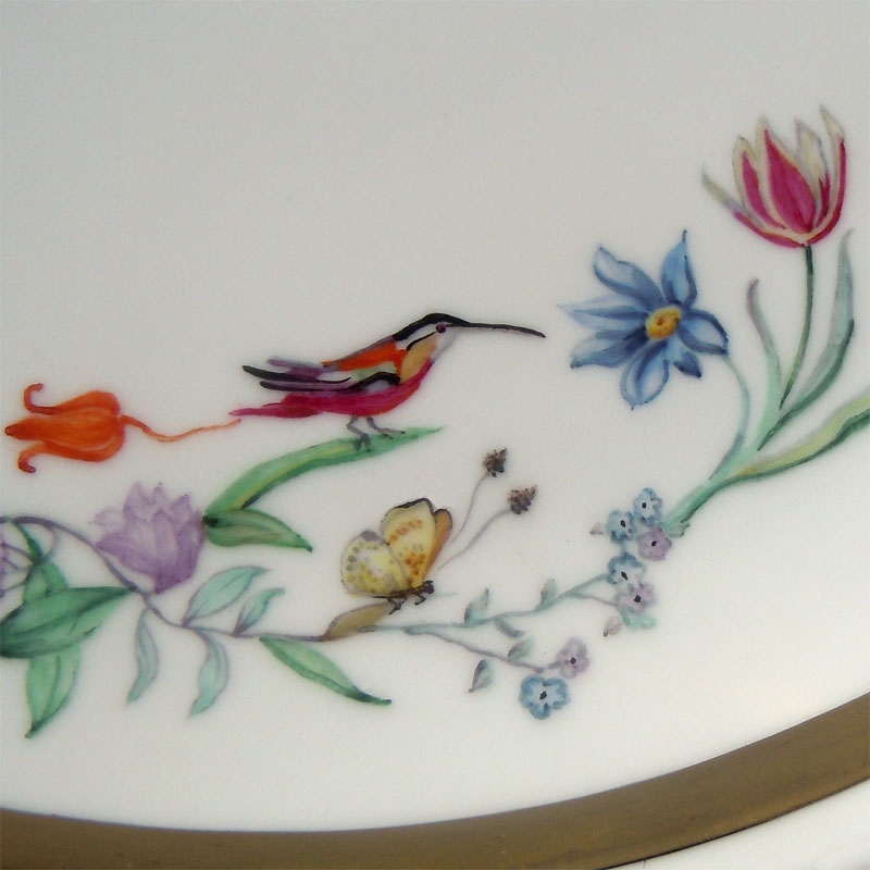 Blumenkranz auf großem Wandteller