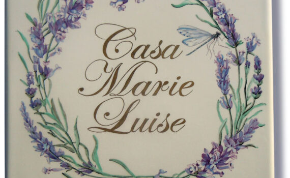 Kachel mit Blumenkranz und goldenem Namen